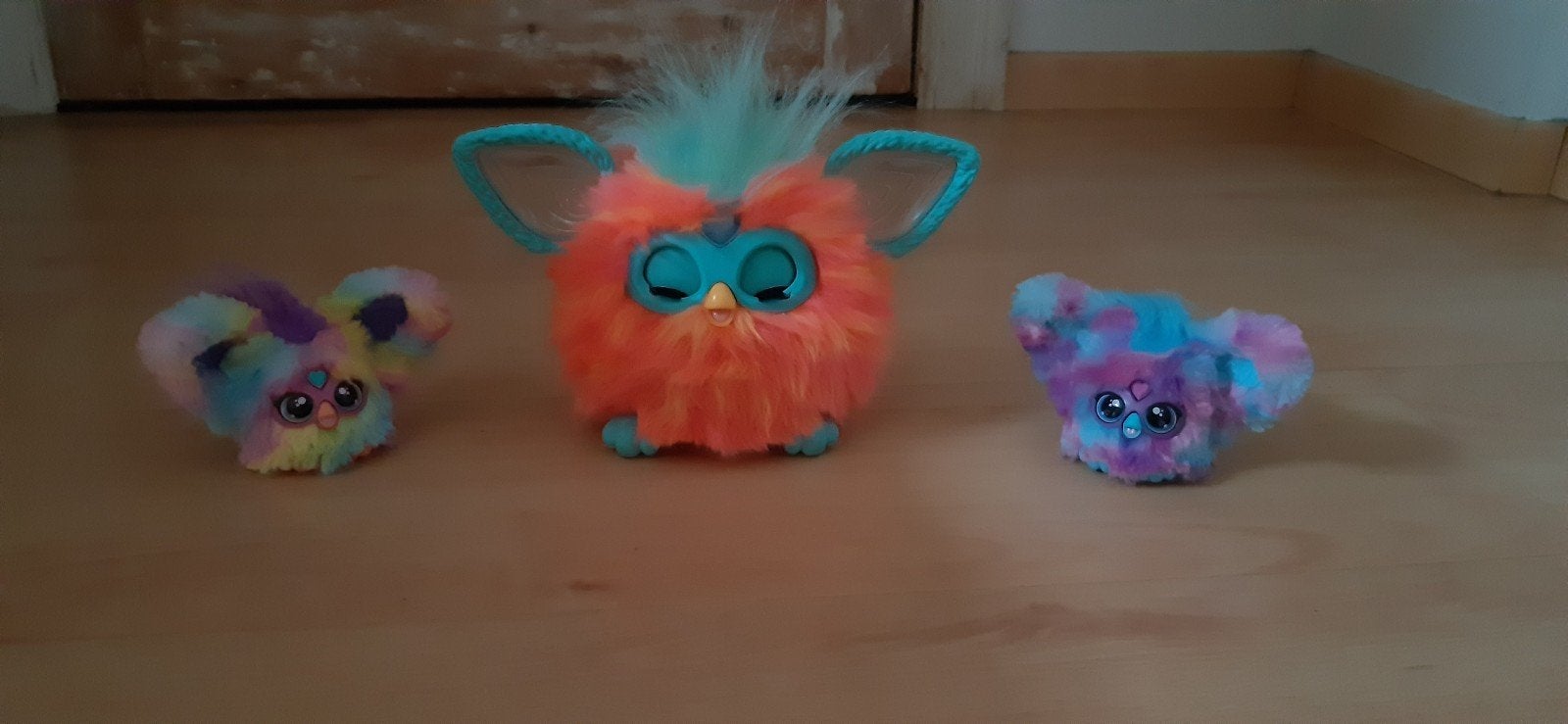 Furby hasbro Koraal + 2 kleine furby's, Enlèvement, Comme neuf