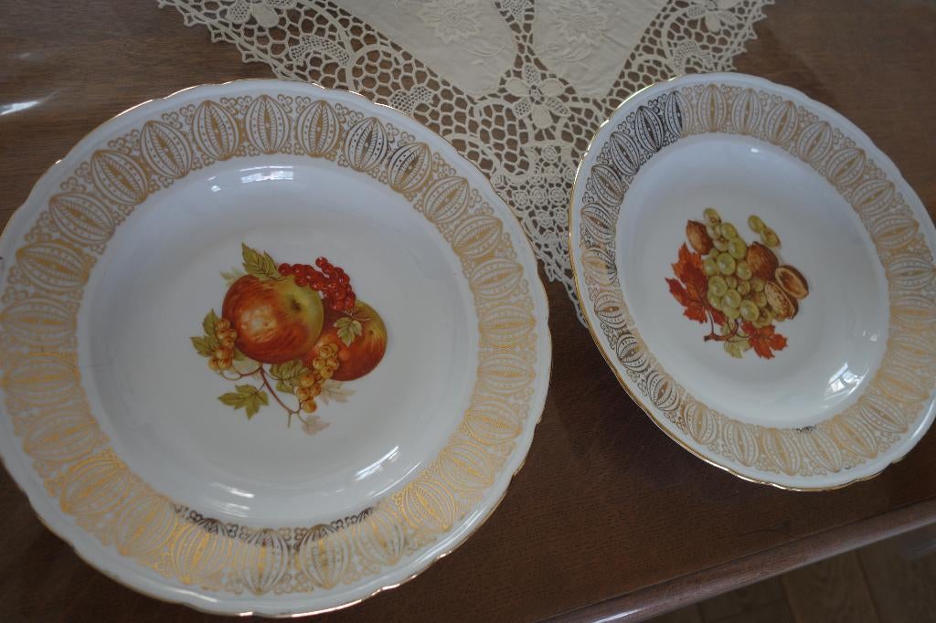 2 unieke Bavaria retro borden 29.5 x 5 cm fruitdecor, Neuf, Assiettes(s), Céramique, Enlèvement