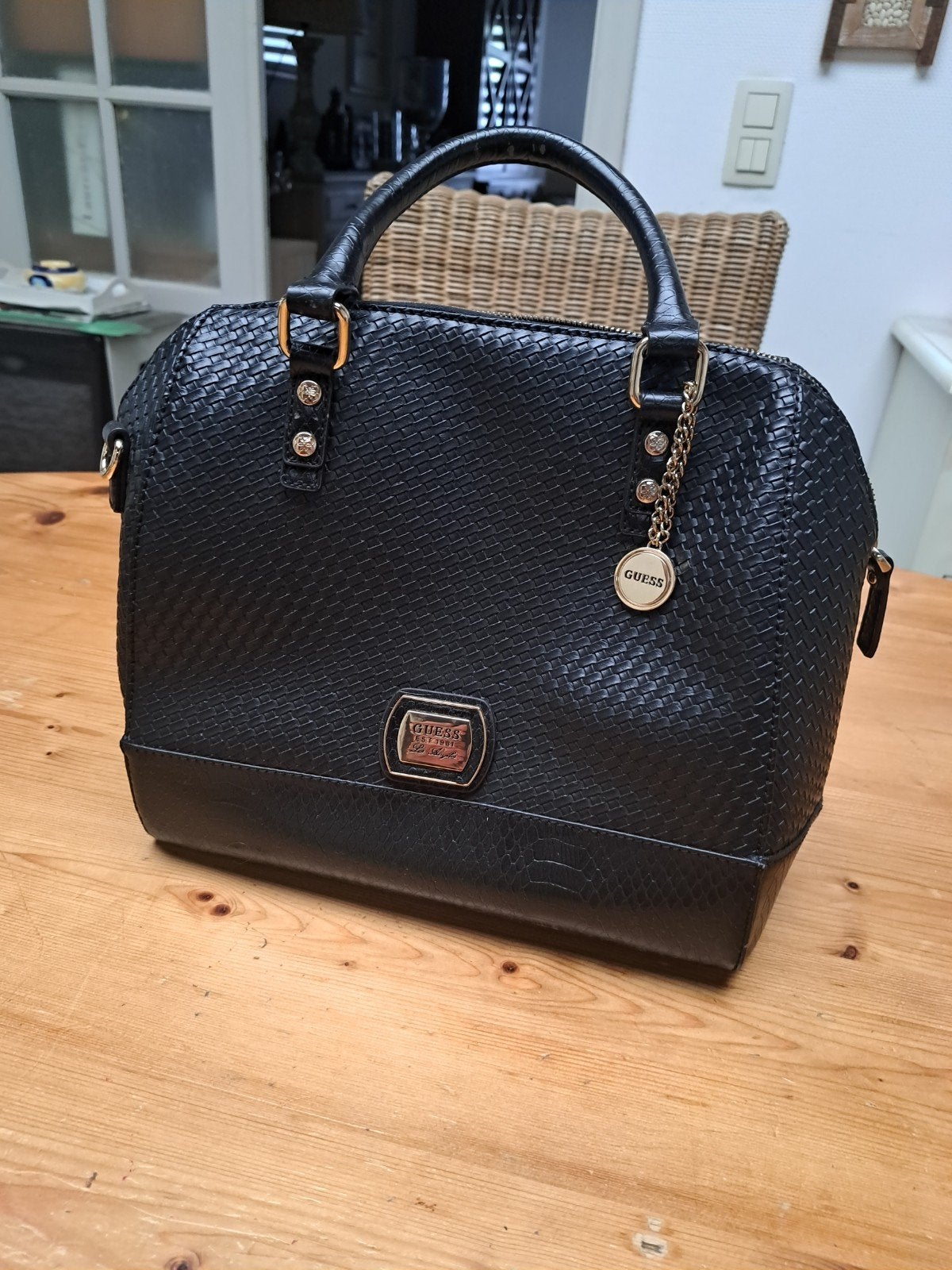 mooije Handtas zwarte Merk GUESS, Ophalen, Zo goed als nieuw, Zwart, Handtas