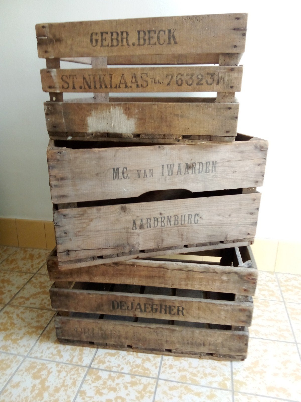 Drie vintage houten fruitkisten, Ophalen
