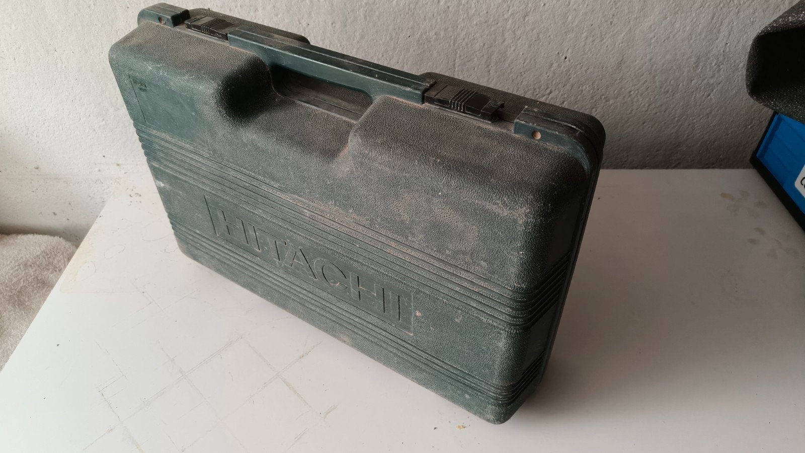 Gereedschapskoffer Hitachi, Ophalen