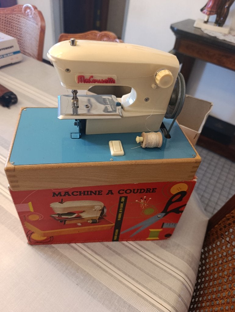 belle machine a coudre jouet des années 50 en ttbe, Enlèvement ou Envoi