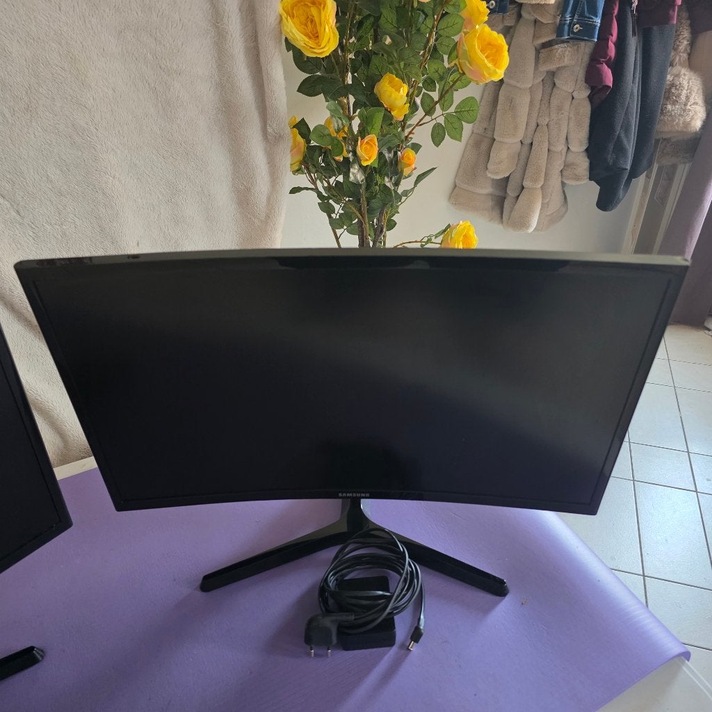 2 écrans Samusung 24' incurvés, HDMI, Full HD, Enlèvement, Utilisé