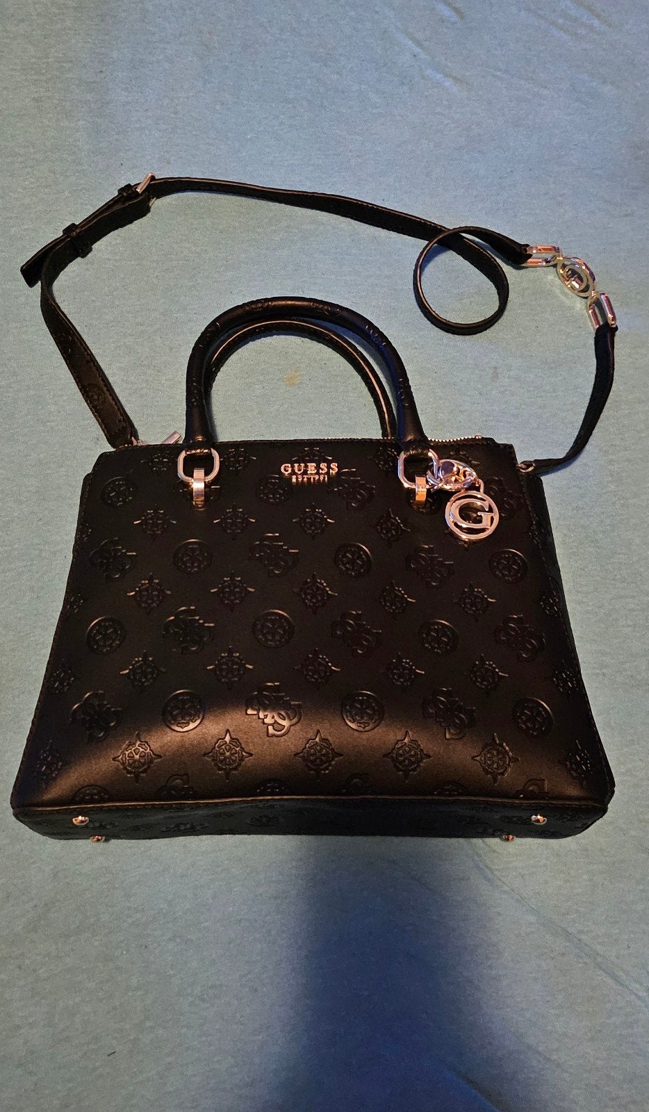 A vendre 70e grand sac guess acheté a gilance au cora, Bijoux, Sacs & Beauté, Sacs | Sacs Femme, Enlèvement, Neuf, Noir, Sac à main