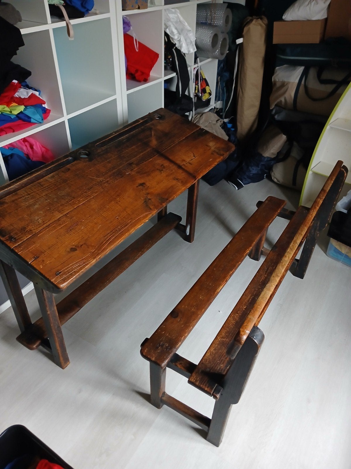 Ancien banc d'école, Enlèvement
