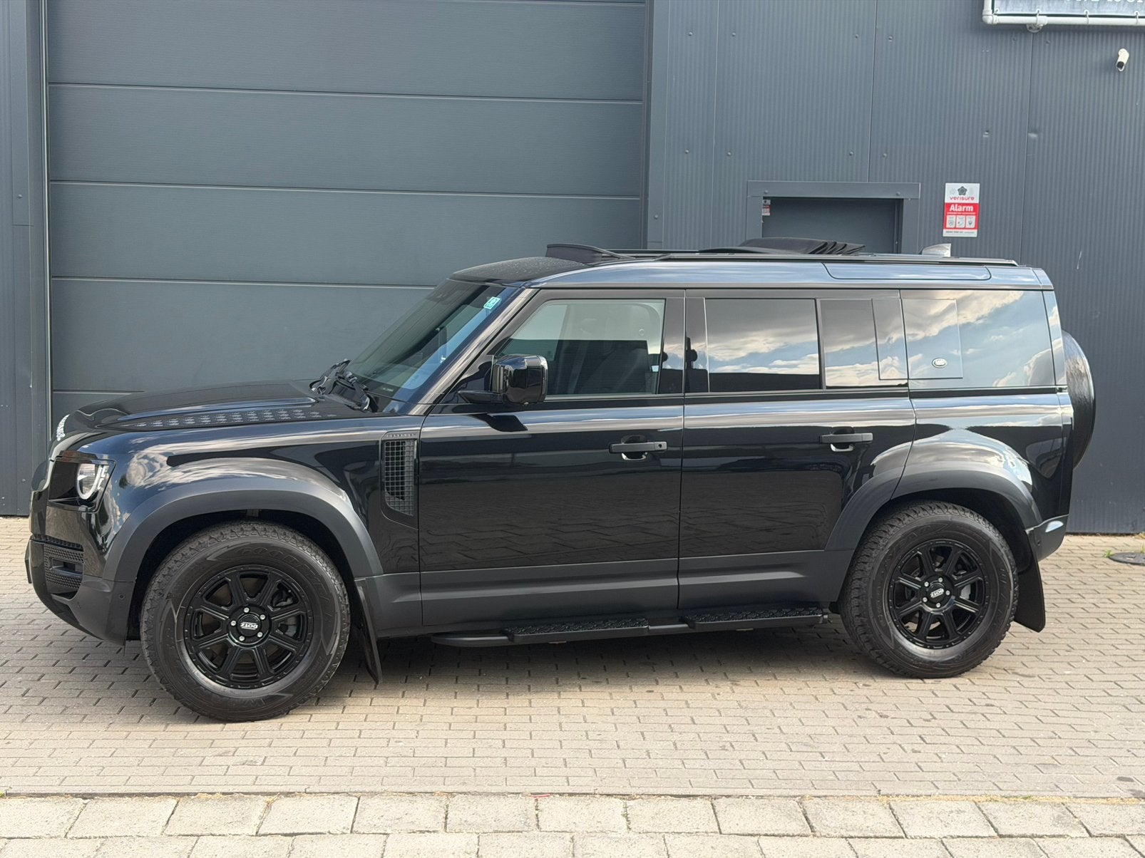 LAND ROVER DEFENDER BJ2021 4X4 AUTOMAAT OPEN DAK EURO6D FULL, Automaat, Testrit aan huis, Stof, Zwart