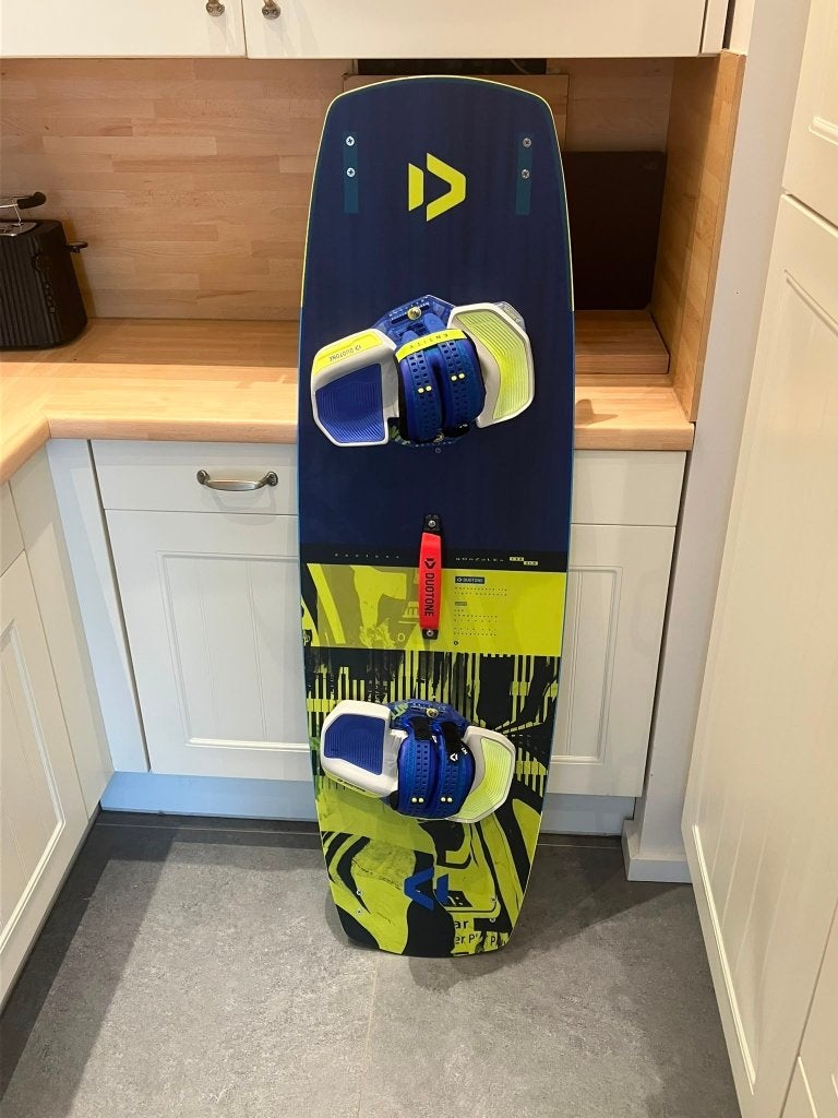 Duotone Gonzales (138 x 41,5 cm) + Entity taille L, Watersport en Boten, Kitesurfen, Twintip, Ophalen, Zo goed als nieuw, Kiteboard