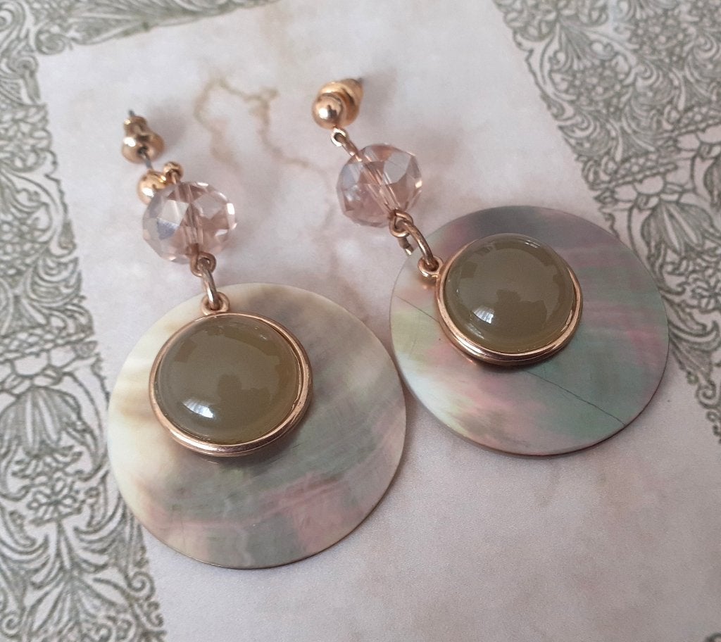 oorbellen schijfjes parelmoer met swarovski en groen, Overige materialen, Nieuw, Ophalen of Verzenden, Met edelsteen