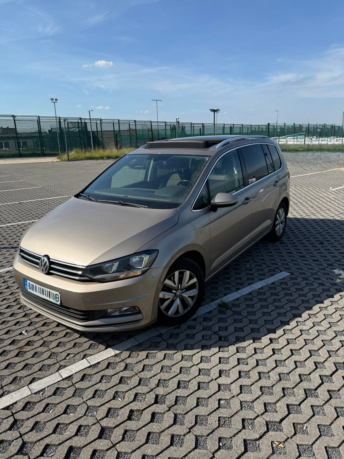 Vw Touran 1.6TDI 11/2016 toit pano 5 places, Autos, Achat, Euro 6, Boîte manuelle, Alcantara