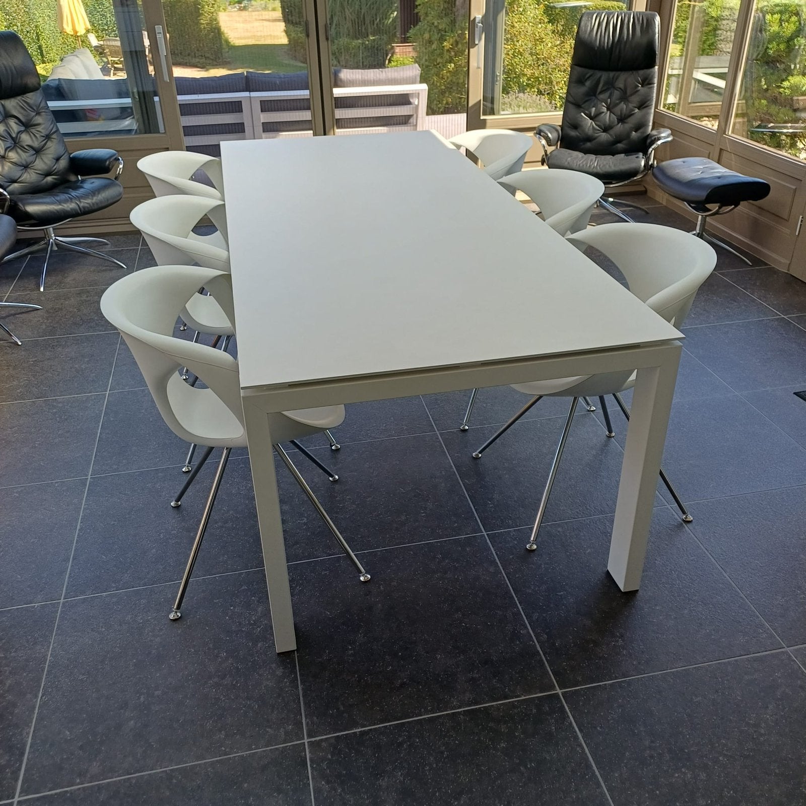 Moderne wit keramische eettafel 240–310 cm + 6 designstoelen, Huis en Inrichting, Ophalen, Zo goed als nieuw