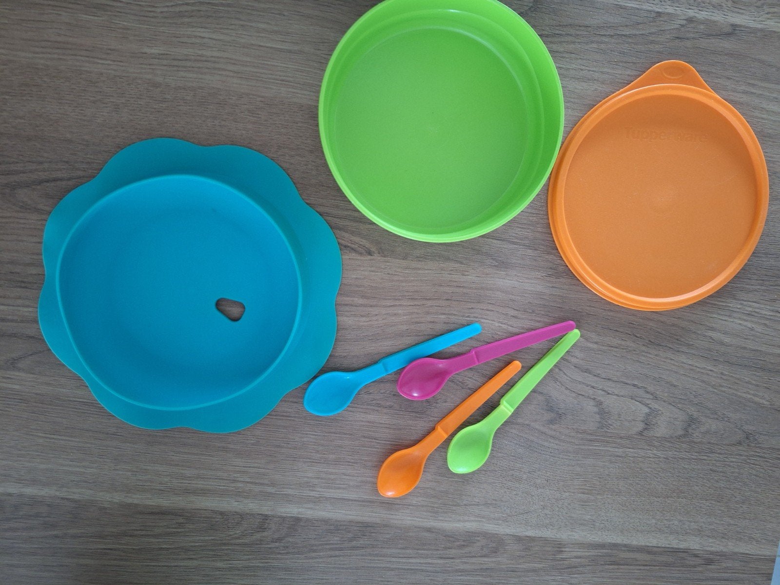 Antislip bord met deksel en 4 lepeltjes Tupperware, Ophalen, Zo goed als nieuw, Met deksel