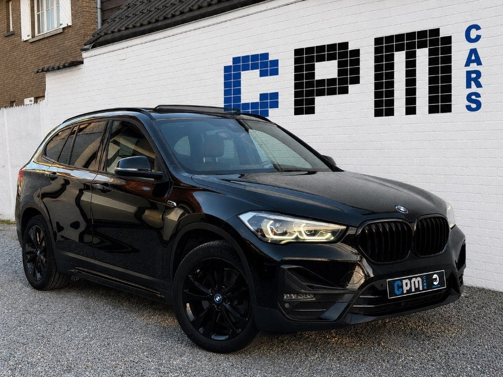 BMW X1 PHEV * PANO * FULL HISTORIEK * FULL BLACK * HDUP *, Zwart, Bedrijf, 5 zetels, Hybride Elektrisch/Benzine