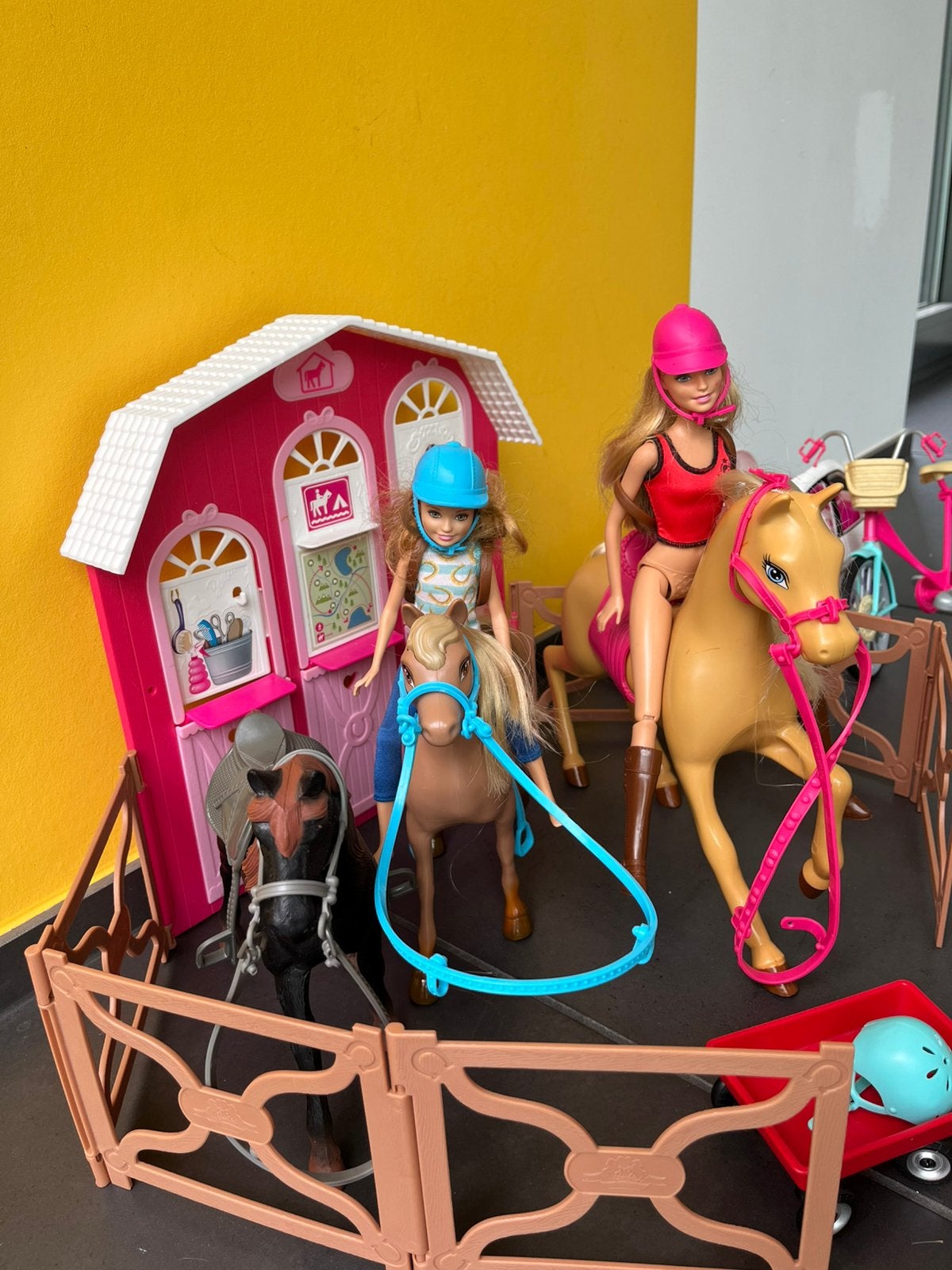 Barbie speelgoed: 3 paarden, 2 barbies, auto en fiets, Enlèvement, Utilisé