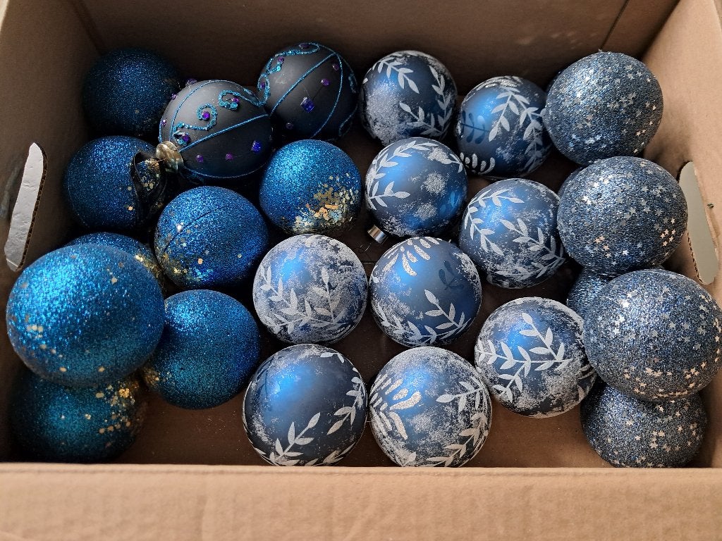 26 blauwe versierde kerstballen, Ophalen, Gebruikt