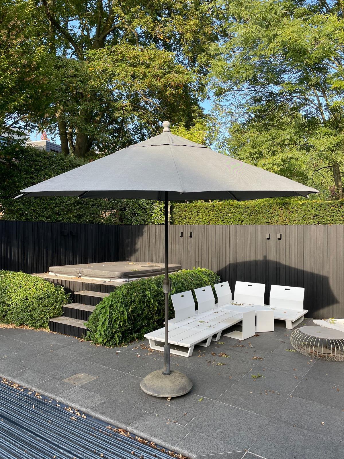 Parasol met zware voet, Ophalen, Zo goed als nieuw
