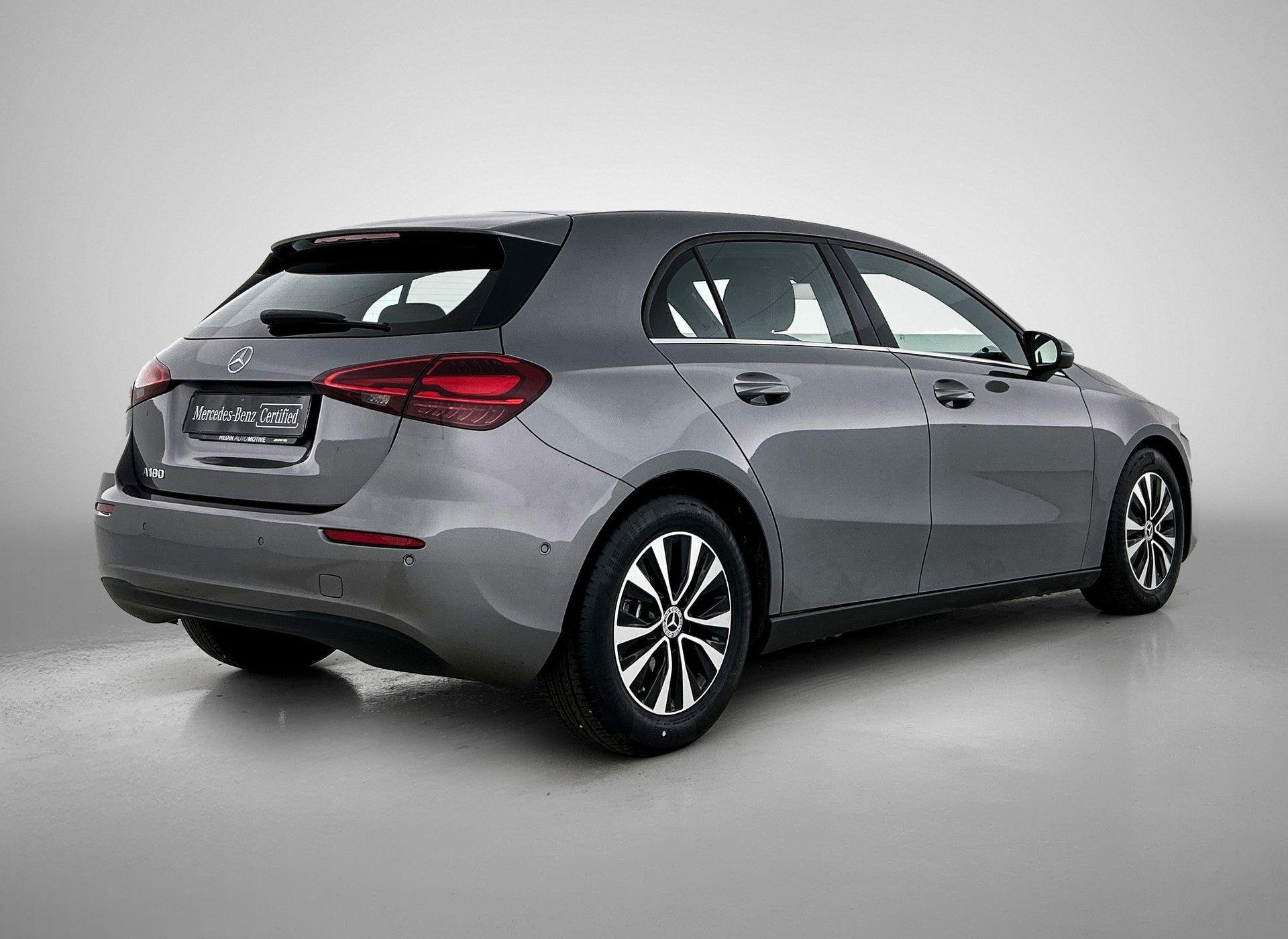 Mercedes-Benz A-klasse 180 Hatchback Essential Line | Verwar, Auto's, Mercedes-Benz, Dealer onderhouden, Stof, Zwart, 4 cilinders
