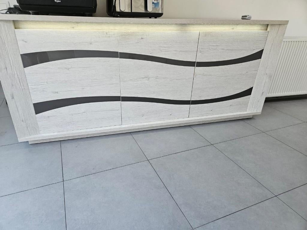 Te koop dressoir en vitrine kast met led verlichting, Huis en Inrichting, Ophalen, Gebruikt, Met deur(en)