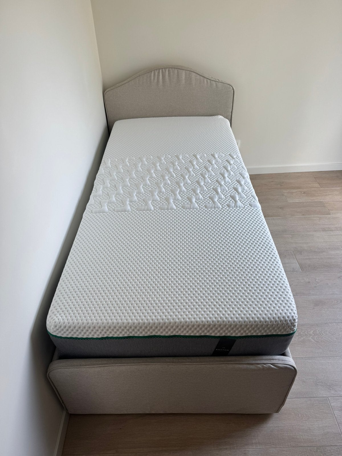 Lit simple rembourré beige, Maison & Meubles, Chambre à coucher | Lits, 90 cm, Tissu, Beige, Perfecte staat.