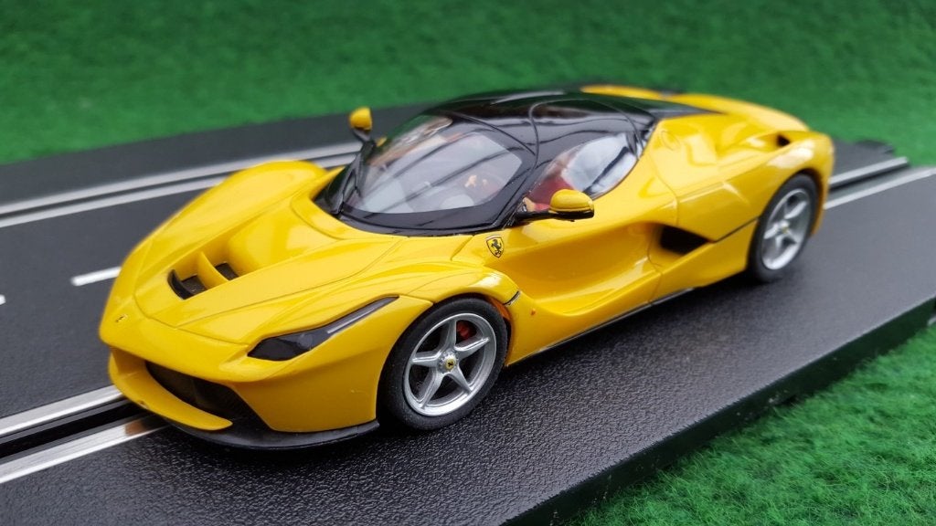 Carrera Evolution: LaFerrari jaune, Enfants & Bébés, Jouets | Circuits, Électrique, Enlèvement ou Envoi, Carrera, Comme neuf
