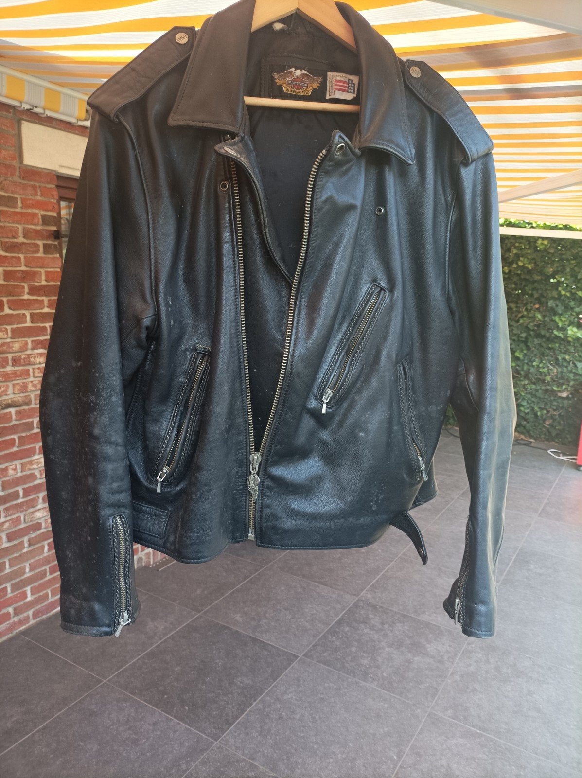 Harley Davidson lederen vest, Ophalen