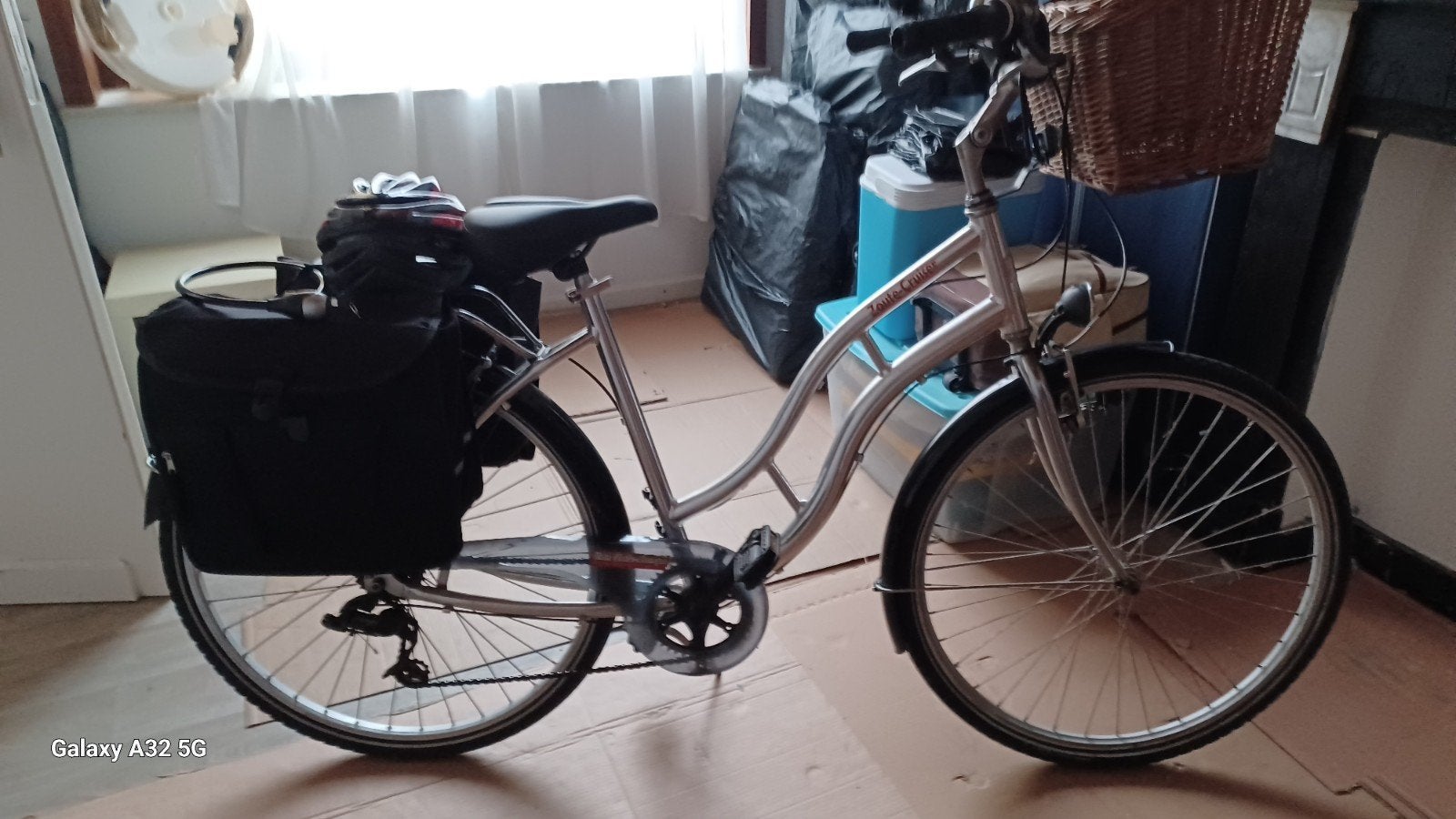 Vélo femme  très bon état, +casque +e sacoches +cadenas, Enlèvement