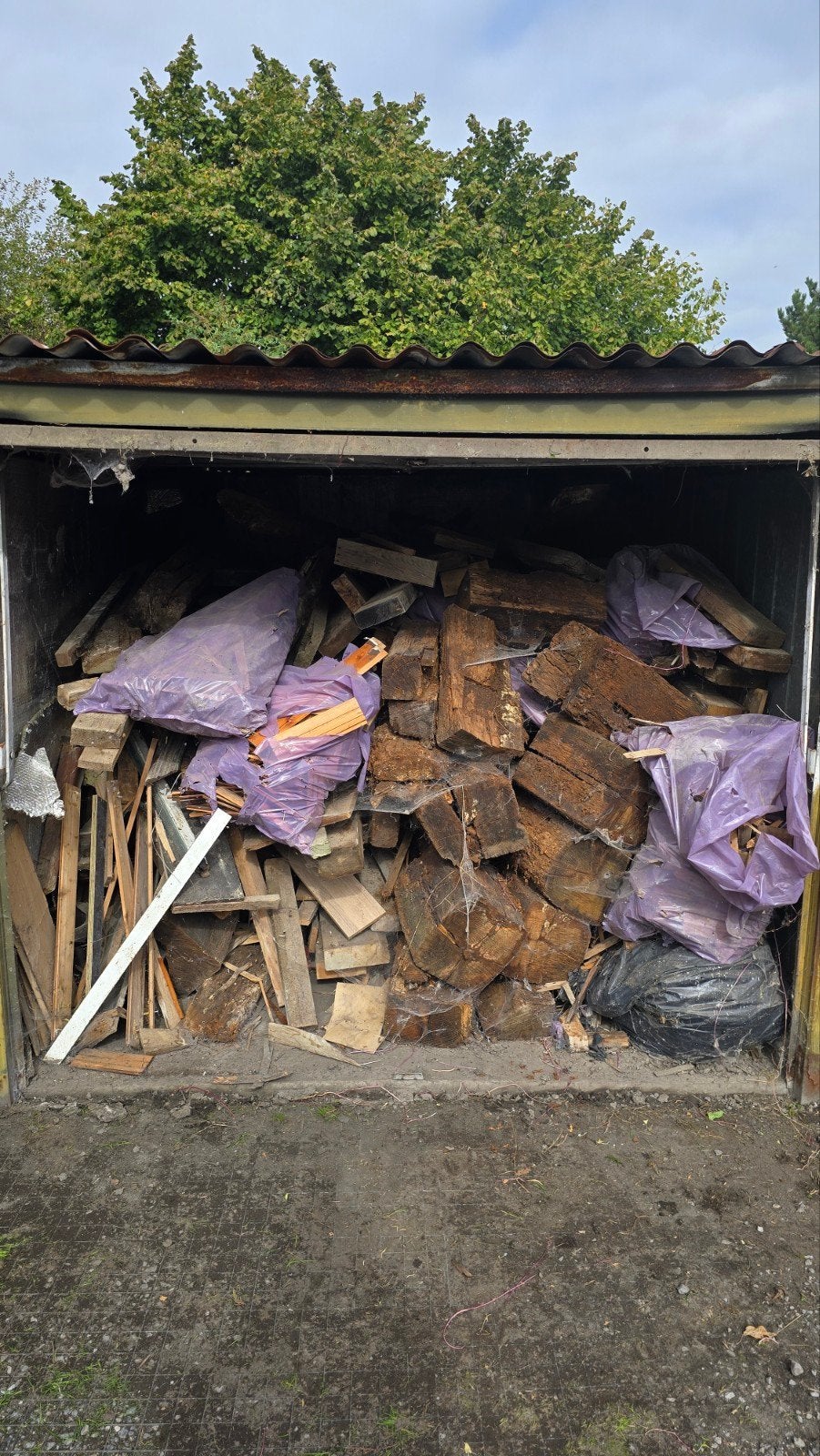 Garage rempli de bois-Nombreuses poutres, Enlèvement