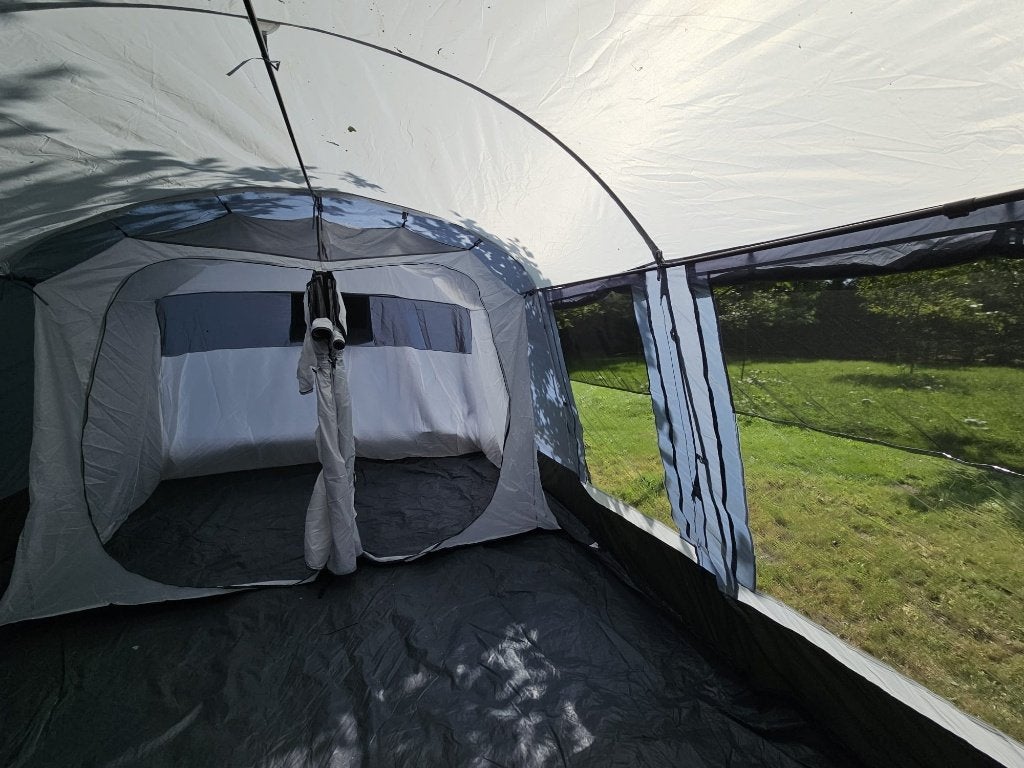 drei kabinen zelt Skandika Tunnelzelt Gotland 4 Sleeper Protect | Camping für 4 Personen, eingenähter Zeltboden, mit dunkler Schlafkabine schwarz beschichtet, Wassersäule 5000mm CAMPING EDEN VILLAGES L'OCÉAN Color:008 Black/Gold Hardtail Ständer