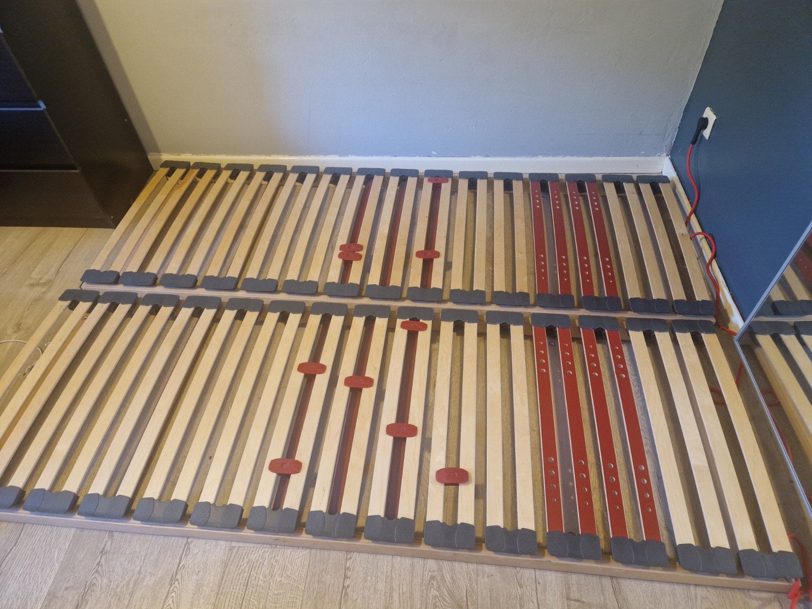 2 lattenbodems 70cm op 200cm en matras 1.40m in goede staat., Ophalen, Zo goed als nieuw