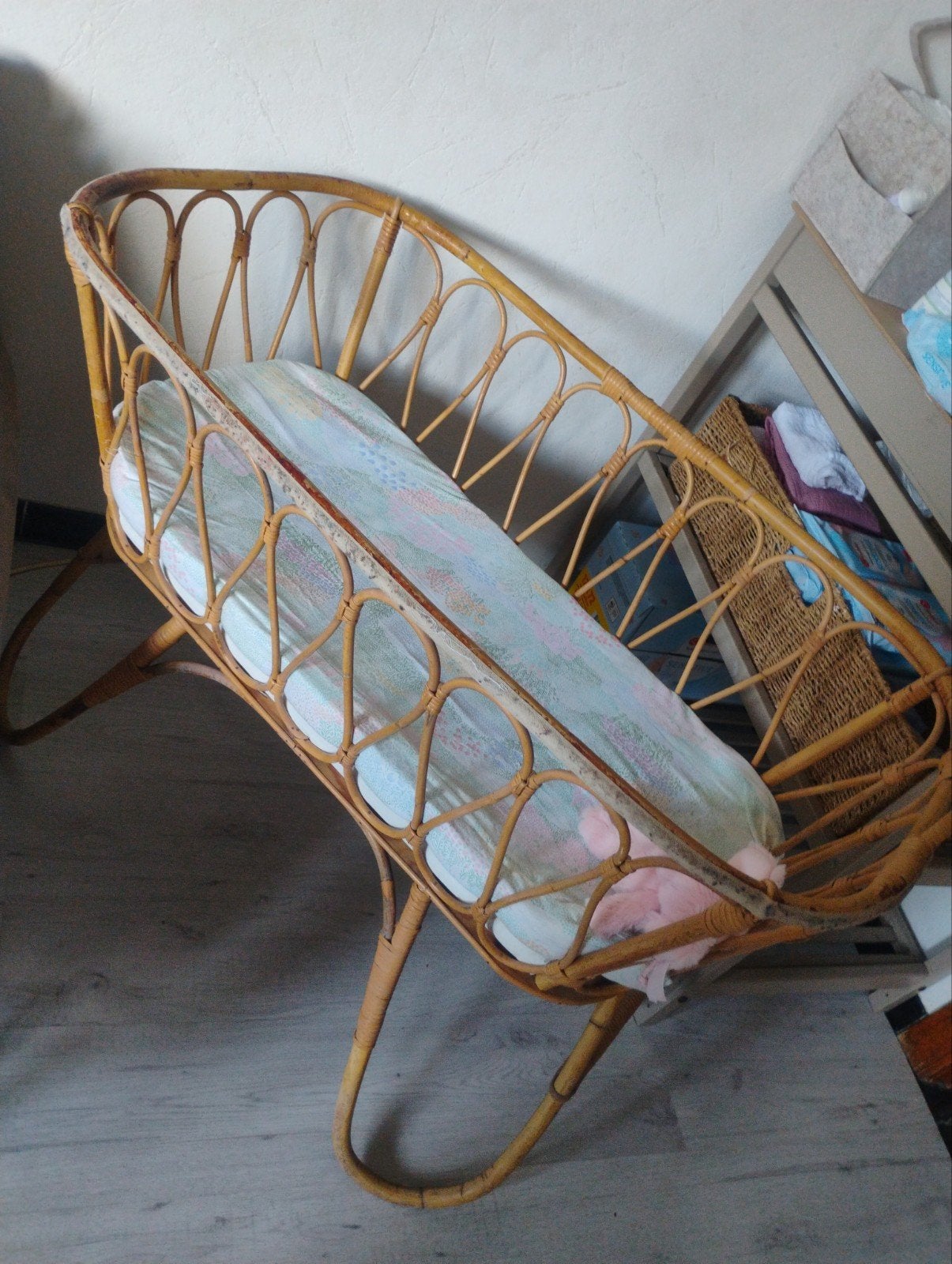 Rotan wieg met bekleding blauw/wit  met hemel, Ophalen, Wieg