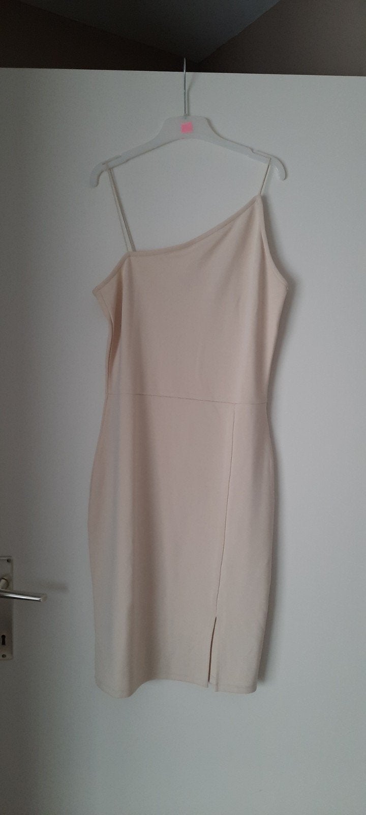 NIEUW: NA-KD beige midi jurk met split maat XL, Ophalen, NA-KD, Beige, Maat 46/48 (XL) of groter