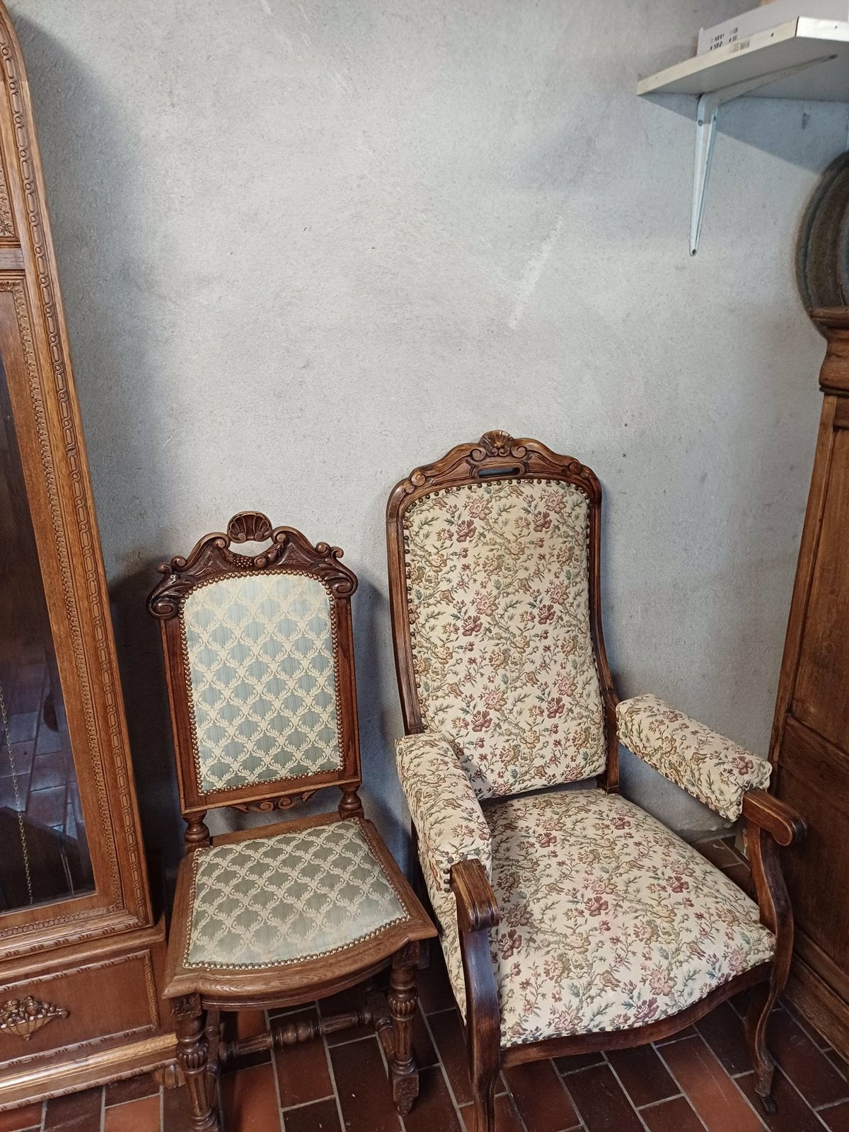 Oma stoel en 6 antieke eetkamer stoelen, Enlèvement