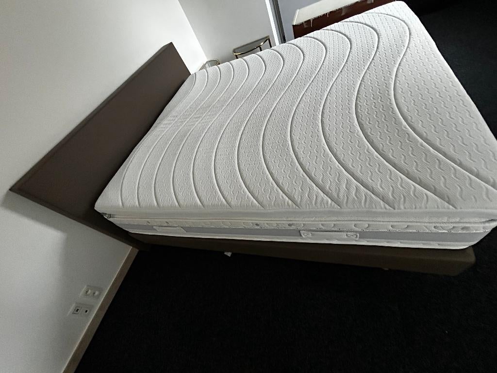 sommier avec matelas, Gris, Comme neuf, Enlèvement, 180 cm
