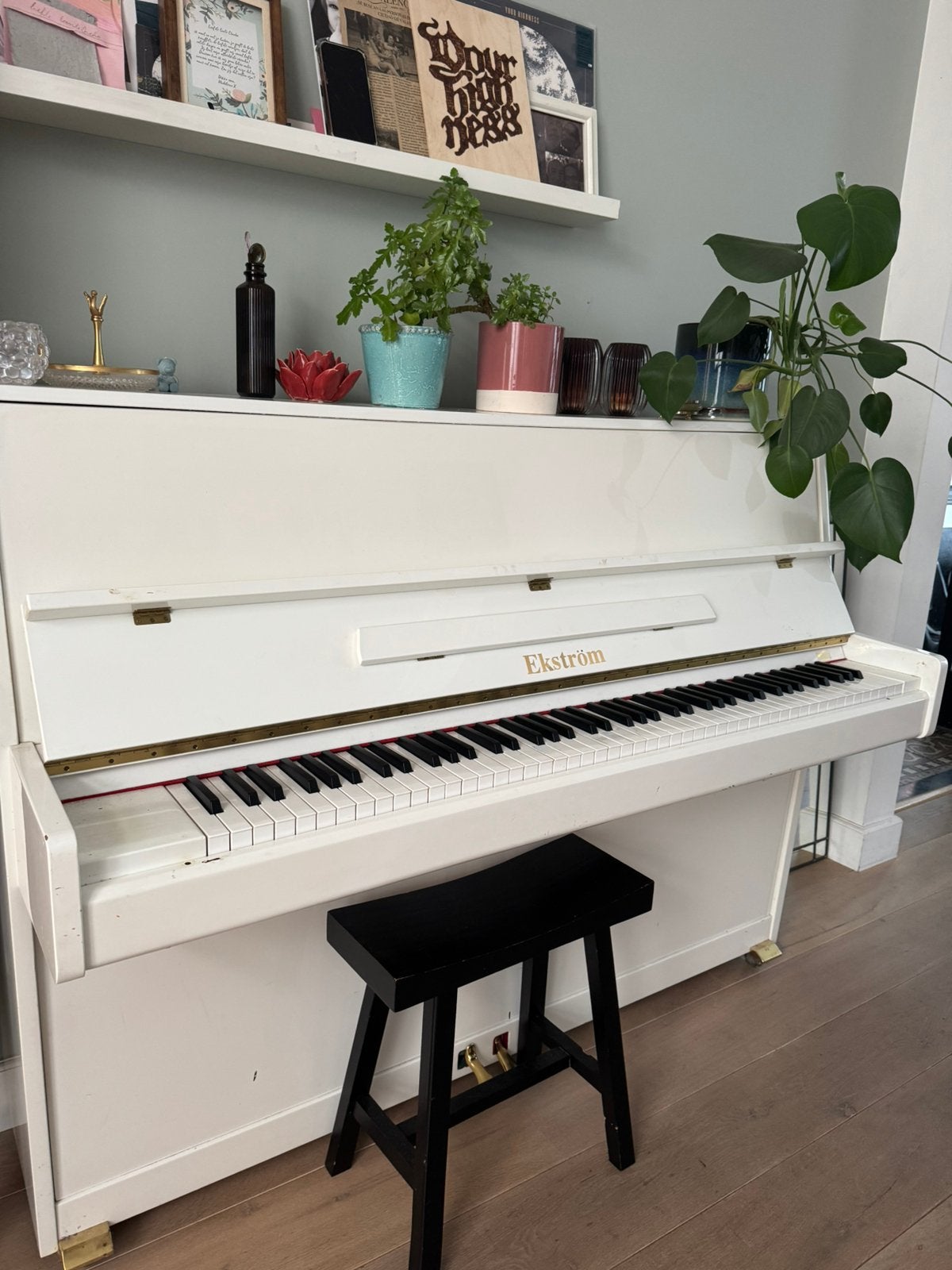 Moderne witte piano Ekström (inclusief bankje), Muziek en Instrumenten, Piano's, Gebruikt, Piano, Wit, Hoogglans, Ophalen
