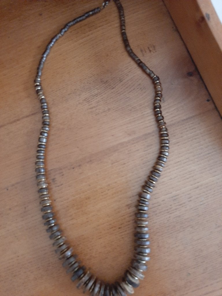 Collier  perles en bois et anneaux en métal doré, Bijoux, Sacs & Beauté, Enlèvement ou Envoi, Comme neuf, Brun