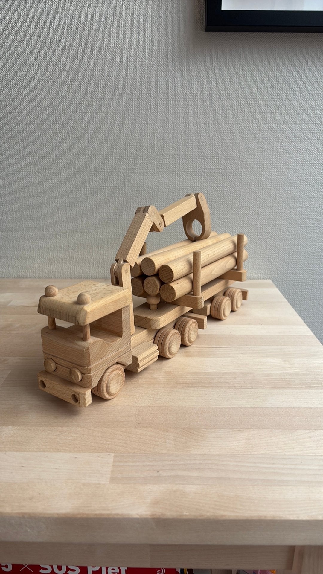 Houten speelgoed vrachtwagen met boomstammen en kraan, Hobby & Loisirs créatifs, Modélisme | Voitures & Véhicules, Enlèvement