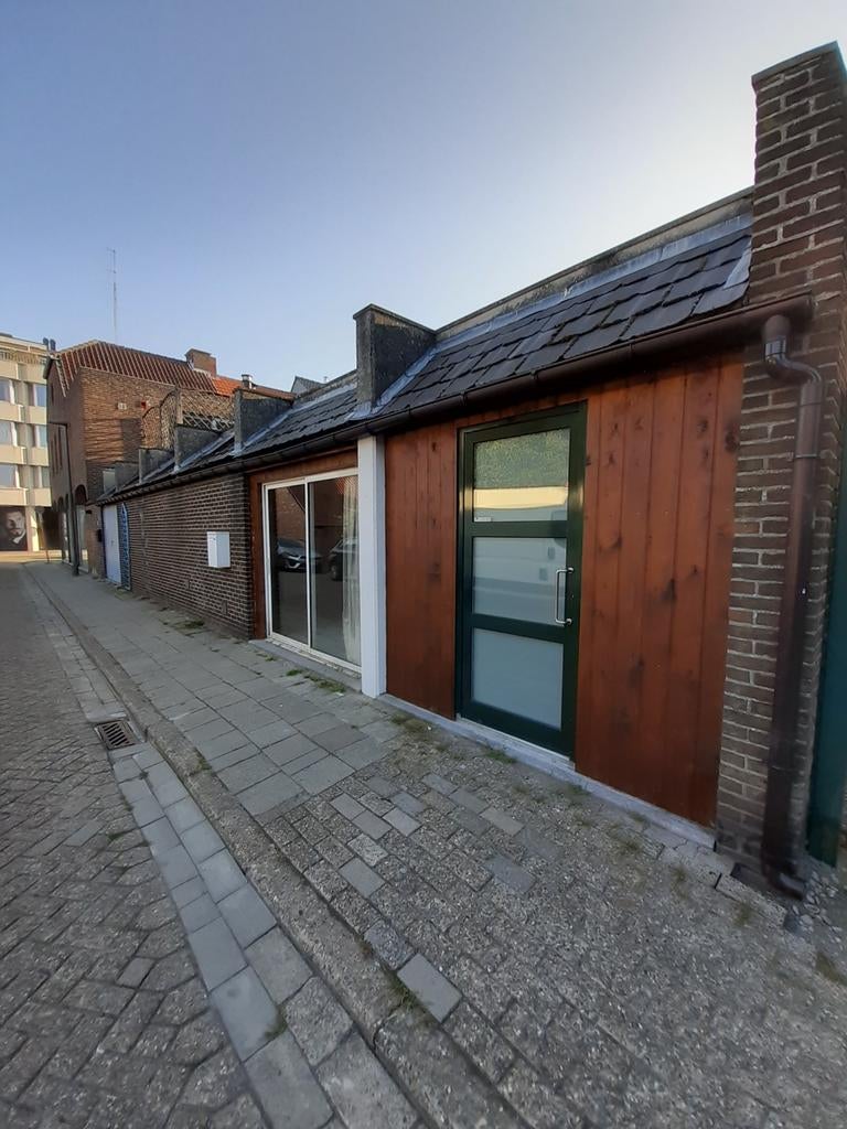 Mooi pas gerenoveerd gelijkvloers appartement te koop .