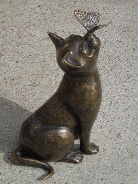 bronzen beeld van een kat met een vlinder., Ophalen of Verzenden, Nieuw