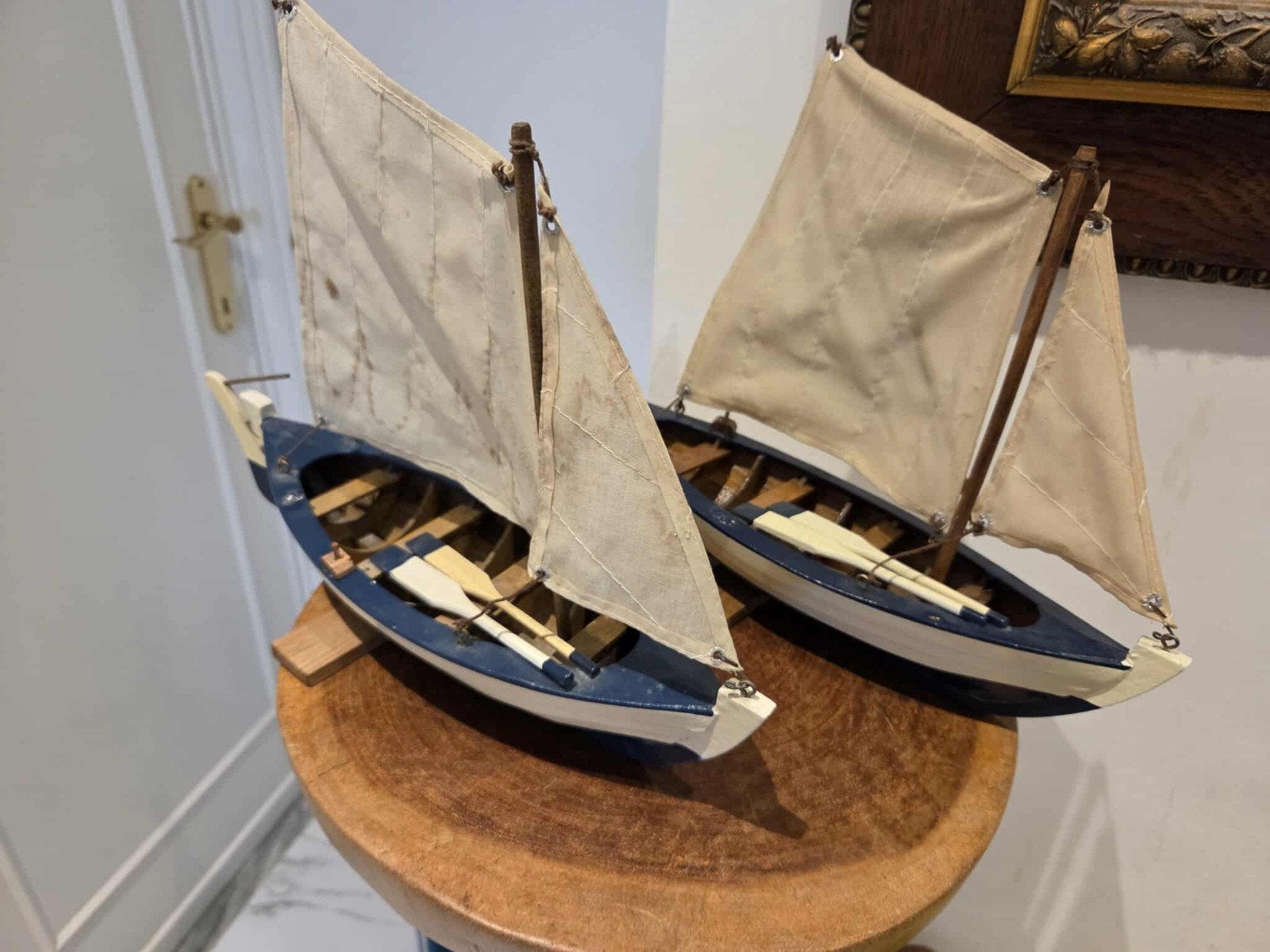 Vintage Houten Zeilbootjes – Set van 2 Decoratieve Modelbote, Hobby en Vrije tijd, Modelbouw | Boten en Schepen, Ophalen of Verzenden
