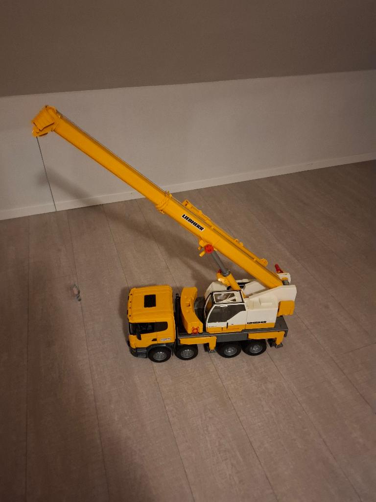 Bruder Scania Super 560R Liebherr kraanwagen, Kinderen en Baby's, Speelgoed |Speelgoedvoertuigen, Ophalen