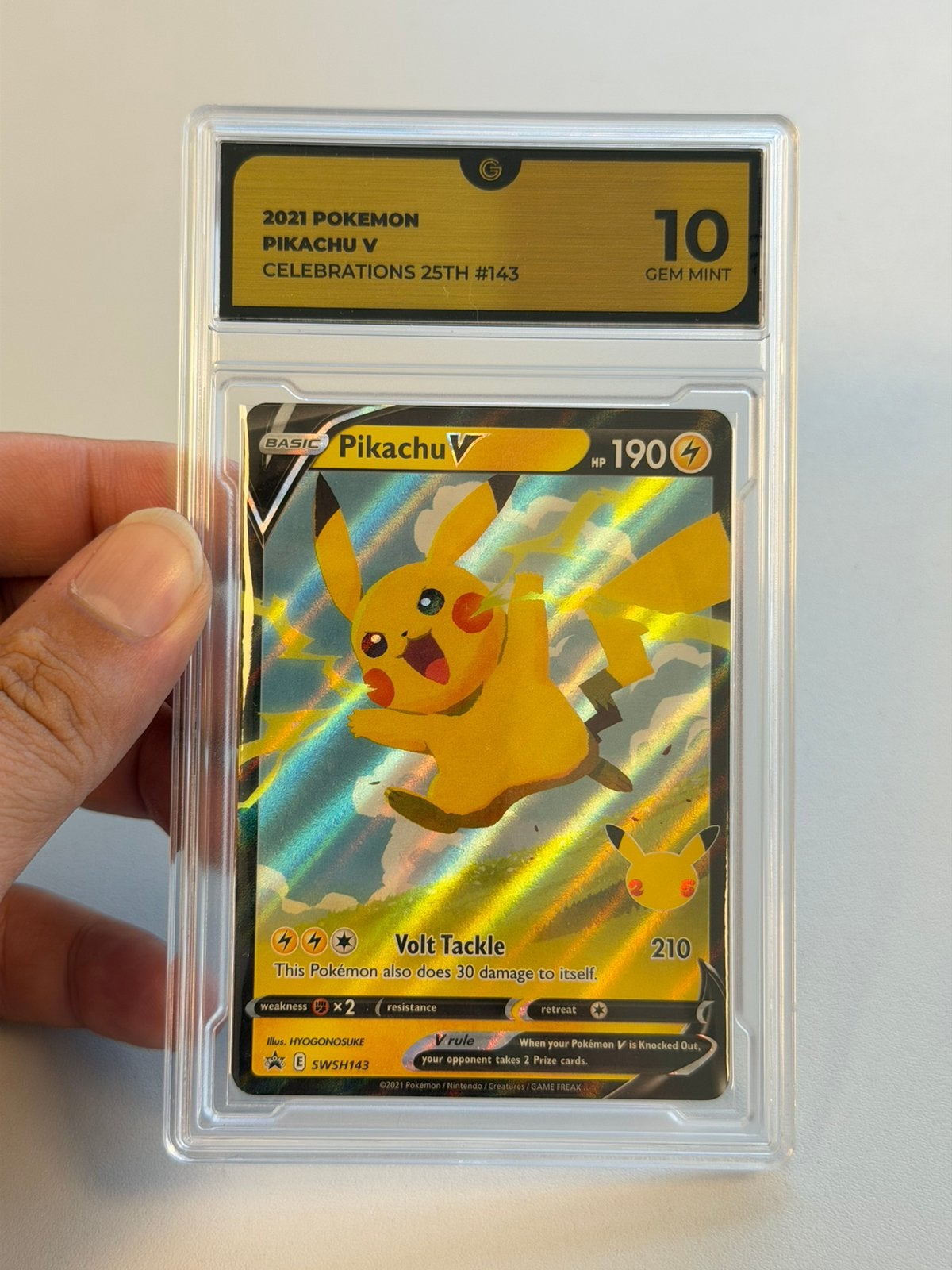 Pokémon Pikachu V SWSH143 #143 Celebrations 25th Grade 10, Hobby en Vrije tijd, Verzamelkaartspellen | Pokémon, Ophalen of Verzenden