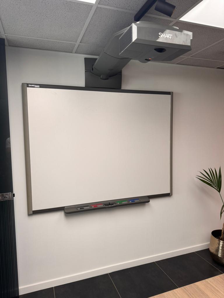 Smartboard uf55, TV, Hi-fi & Vidéo, Écrans de projection, Enlèvement, Comme neuf