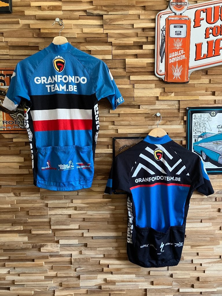 Maillot de cyclisme Grandfondo Team taille 2 comme neuf, Vélos & Vélomoteurs, S, Vêtements d'extérieur, Enlèvement ou Envoi, Comme neuf