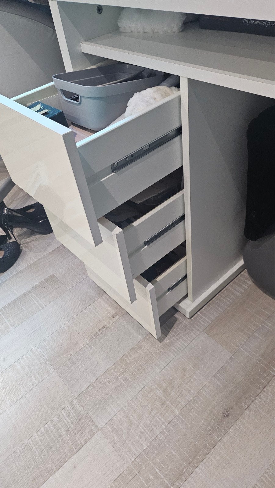 Coiffeuse ou bureau, Enlèvement