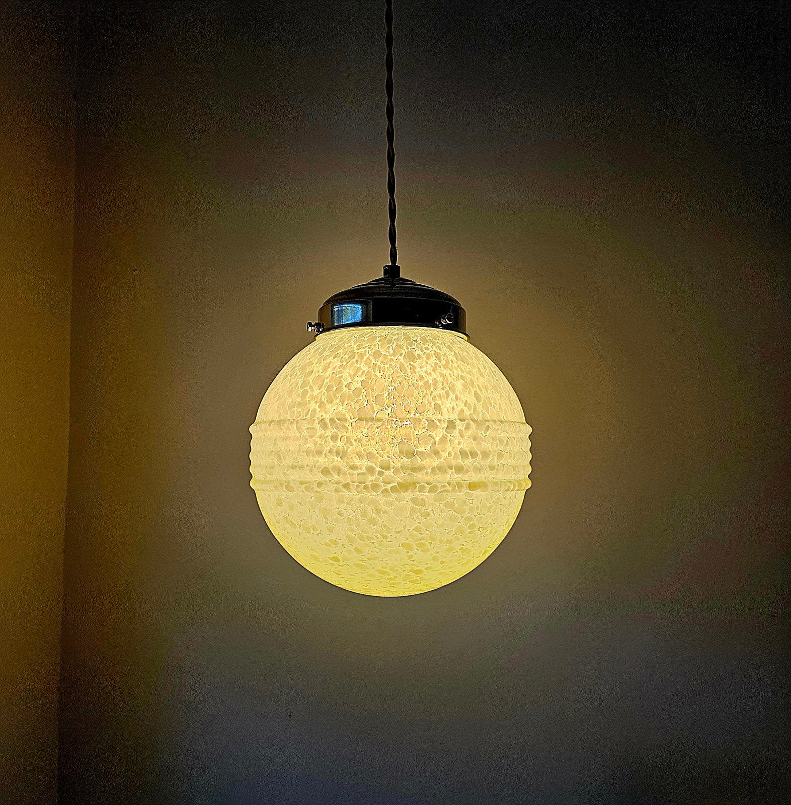 Lampe suspendue vintage Art Déco en verre de Clichy., Enlèvement ou Envoi, Verre, Art Deco, E27 (grand)