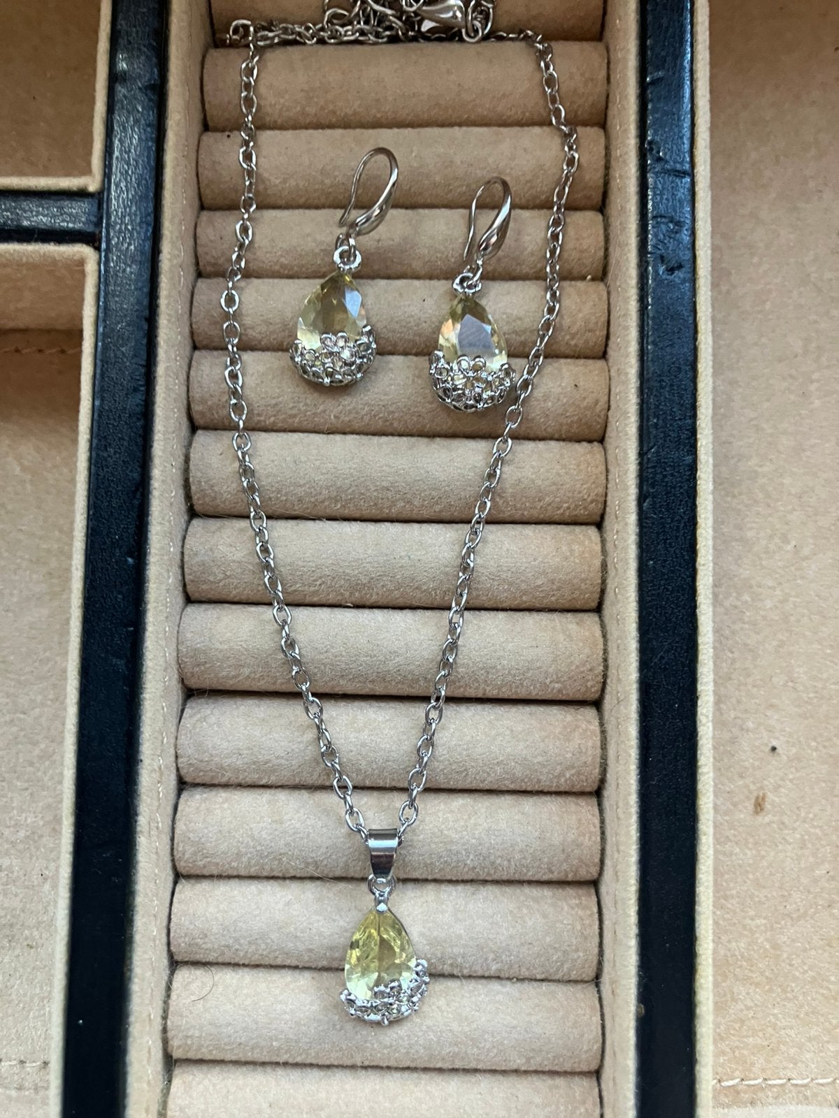 Nieuwe halsketting met bijpassende oorbellen, Bijoux, Sacs & Beauté, Enlèvement ou Envoi, Neuf, Jaune