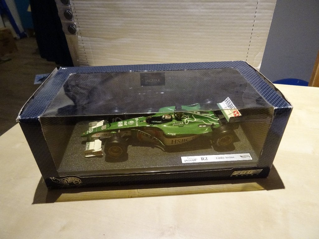 Hot Wheels Jaguar F1 Eddie Irvine 1:18 26741 — non ouvert, Enlèvement ou Envoi, Comme neuf, Voiture, Hot Wheels