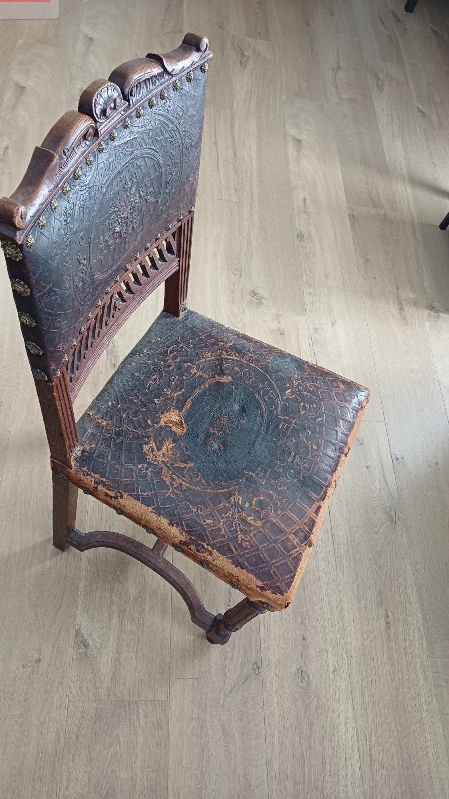 Chaise ancienne  style  Henri II, Enlèvement