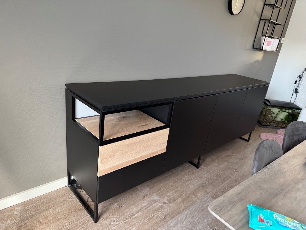 Stijlvol zwart dressoir met eiken accent en verlichting, Huis en Inrichting, Ophalen, Eikenhout, Met lade(s), Zo goed als nieuw