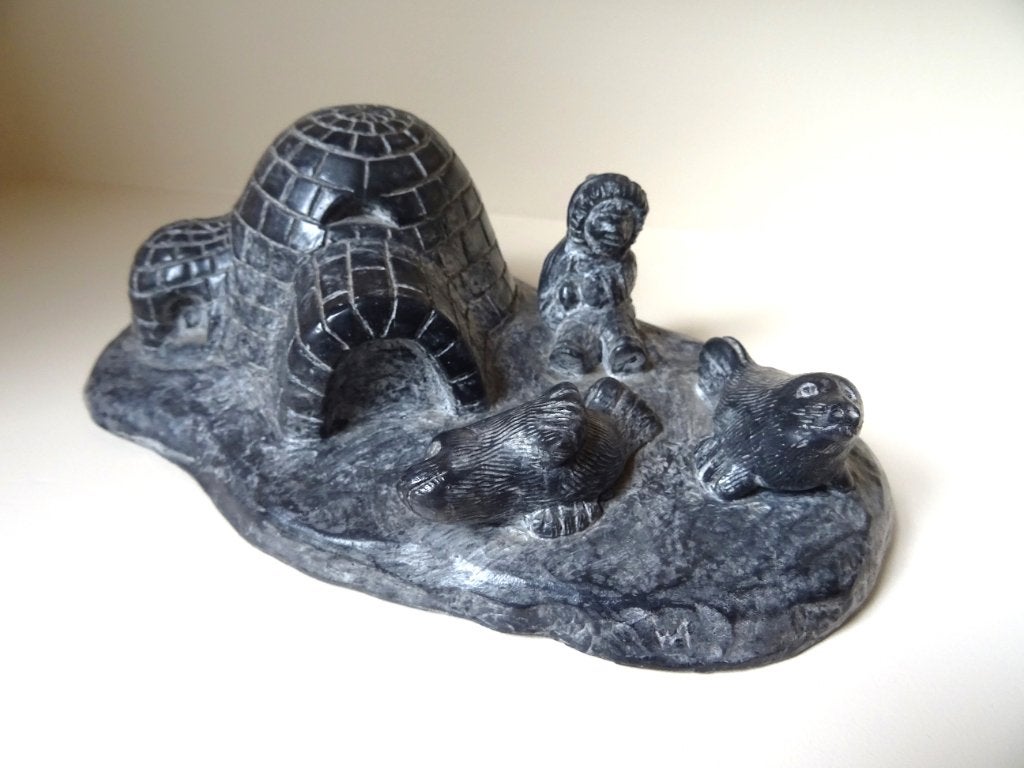 Handgesneden igloo met inuk en zeehonden. Kunstenaar Al Wolf, Antiek en Kunst, Steen/keramiek, Grijs, Overige herkomsten, Gemerkt