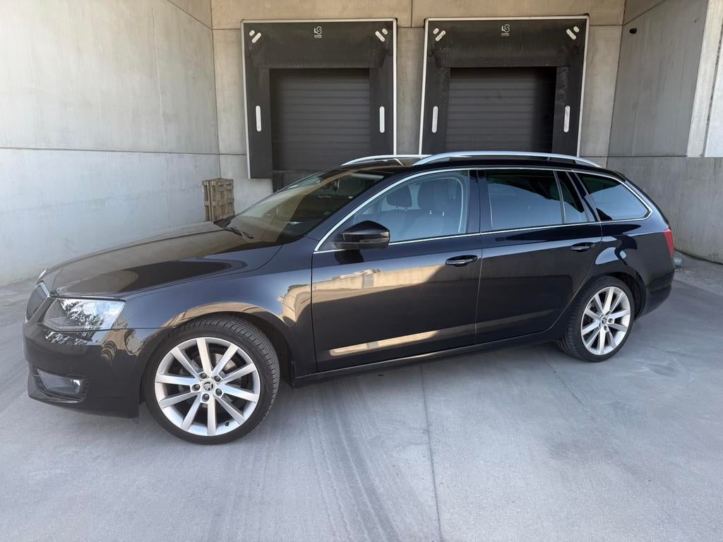 Skoda Octavia 1.4 benzine 150 pk – 77.000 km, Autos, Skoda, Achat, Boîte manuelle, Noir, 5 portes